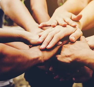 Hände übereinander