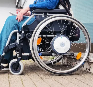 Rollstuhl wird von Eingangsstufe gestoppt