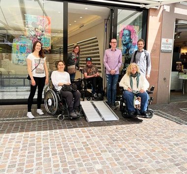 Mitglieder des Vereins feiern die neue Rampe für barrierefreien Eintritt in Brillen-Geschäft Freiburg
