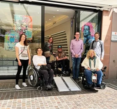 Vereinsmitglieder vor Laden mit Rampe