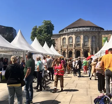 Aktionstag Inklusion 2025 vor dem Stadttheater Freiburg 