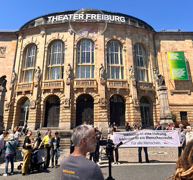 Aktionstag Inklusion vor dem Theater in Freiburg