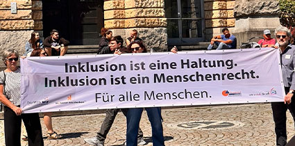 Bild zeigt eine Aktion vor dem Stadttheater Freiburg für ein inklusives Freiburg
